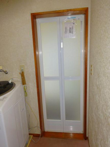古くなった浴室ドアを交換して使いやすい折戸に！（都留市）